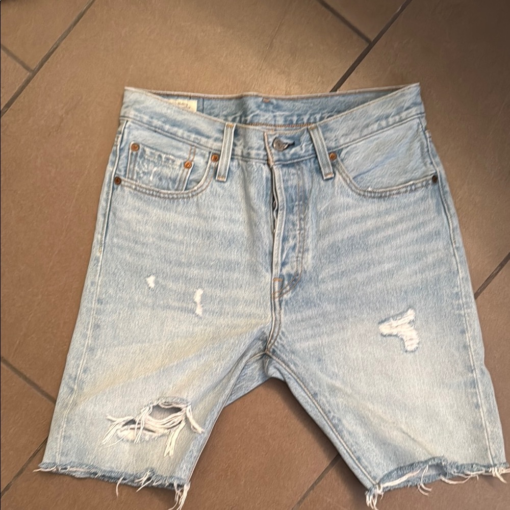 Levi’s mid thigh short 
Tighter fit on the thigh